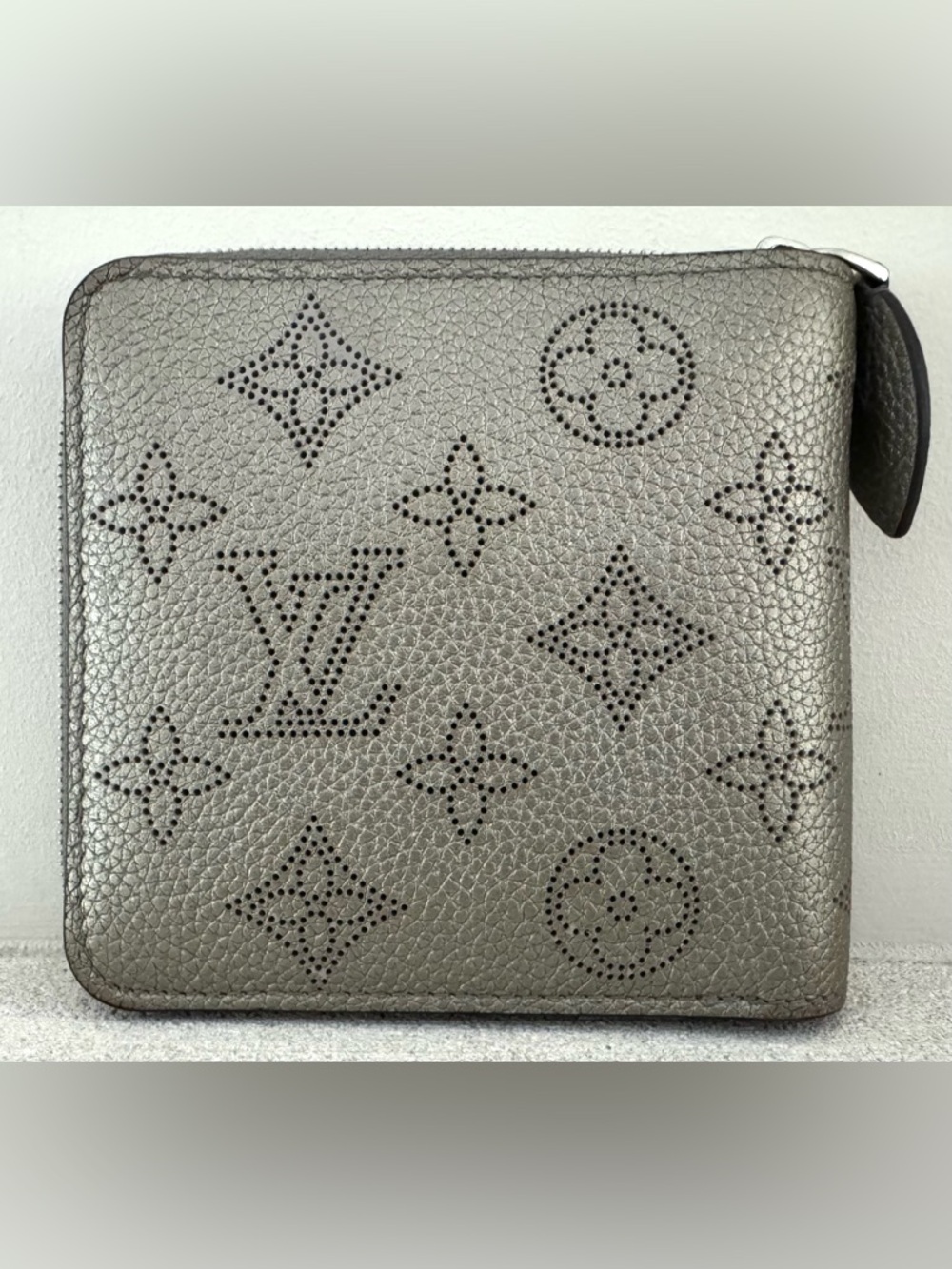 LOUIS VUITTON Mahina Leather Galet Gray Compact Wallet Metallic Sheen - Picture 2 of 8